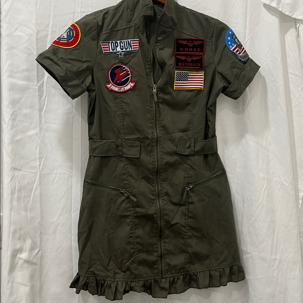 Women’s top gun costume size medium. Perfect time of year close to Halloween 😉